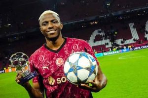 Osimhen show travolge l’Ajax: tripletta da urlo e capocannoniere della Champions