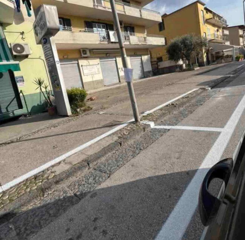 Palma Campania, il parcheggio è sul marciapiede: la “genialità” diventa un caso