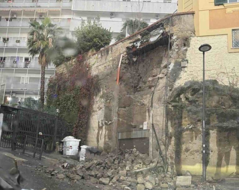 Posillipo, crolla un costone al Parco Carelli: paura tra i residenti e strada invasa dal tufo