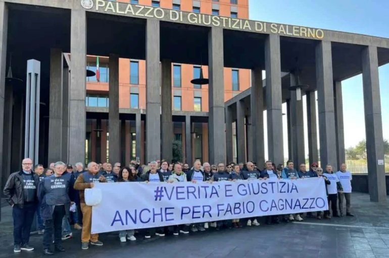 Processo Vassallo, presidio a Salerno per il colonnello Cagnazzo: “Verità e giustizia anche per lui”