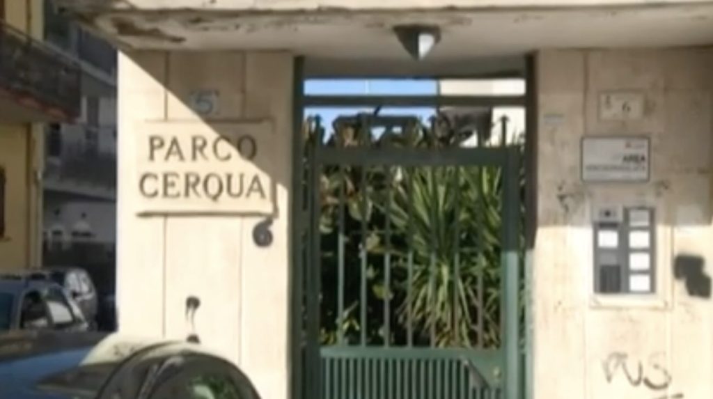 Qualiano, accoltellata dall’ex: salvata dalla figlia 15enne