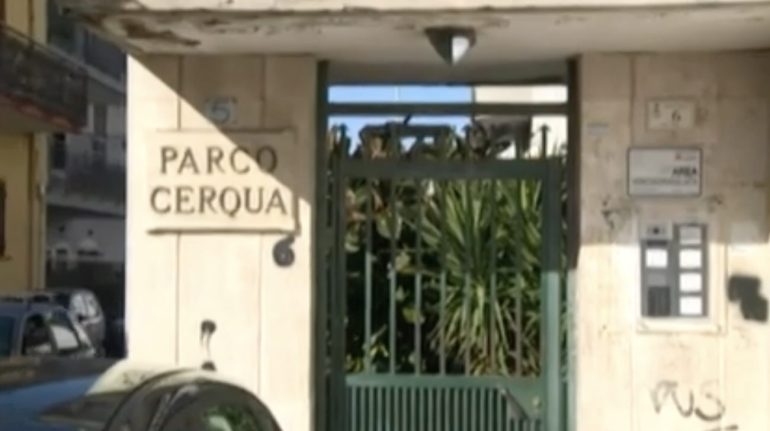 Qualiano, accoltellata dall’ex: salvata dalla figlia 15enne