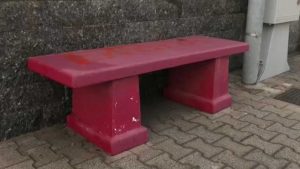 Qualiano, vandalizzata panchina rossa del Centro Anti Violenza: l’indignazione nel giorno simbolo