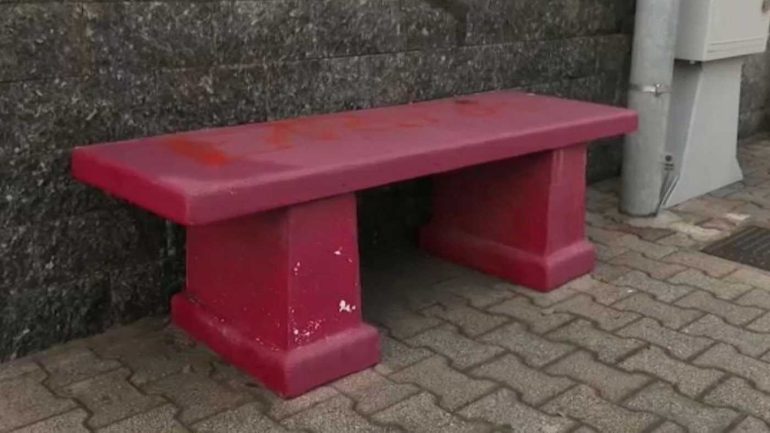 Qualiano, vandalizzata panchina rossa del Centro Anti Violenza: l’indignazione nel giorno simbolo