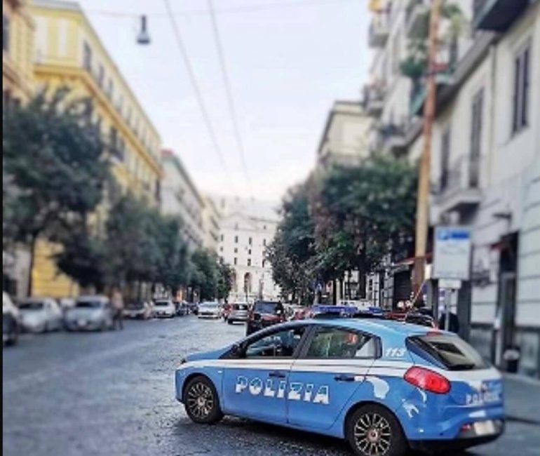 Rapina in pieno giorno a Corso Umberto: scippa un cellulare e fugge, bloccato dalla Polizia