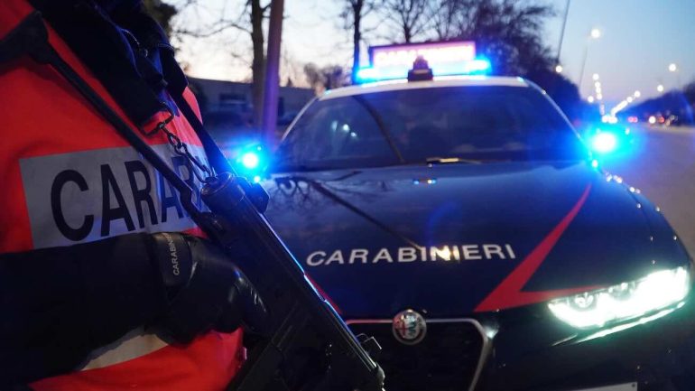 Poggiomarino, scopre il ladro in casa: lo blocca e chiama i carabinieri