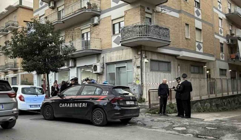 Il sopralluogo dei carabinieri sul luogo dell'omicidio