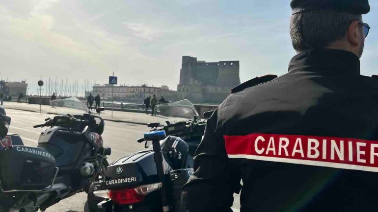 Scippo in pieno giorno sul lungomare di Napoli: 69enne derubata, carabinieri arrestano un 29enne