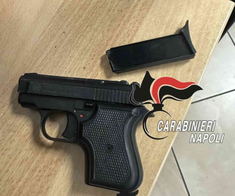 Secondigliano, 19enne bloccato con una scacciacani nascosta nello scooter