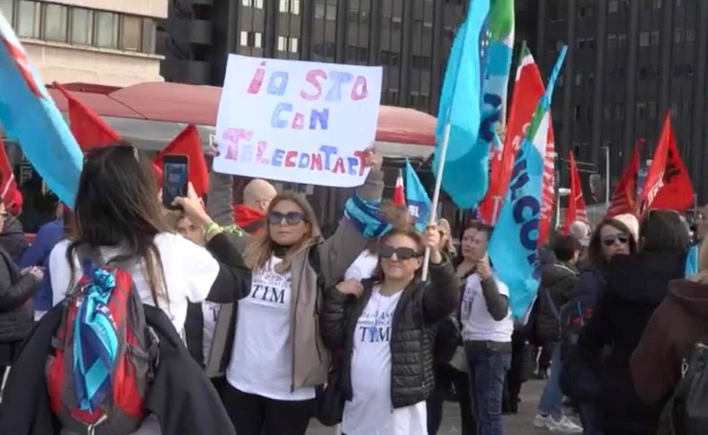 Telecontact, scatta la protesta: mille e seicento dipendenti in sciopero per un mese