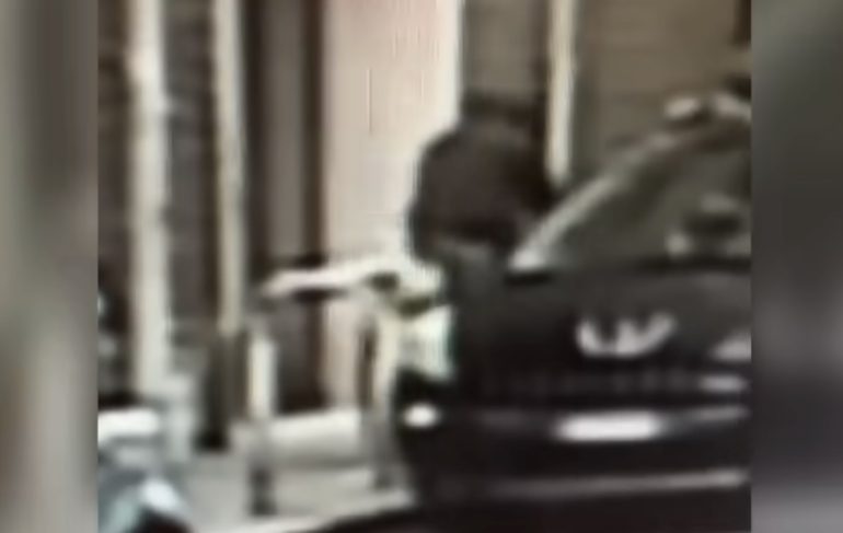 Tenta di rapire bimba all’uscita di scuola: messo in fuga da mamma coraggio