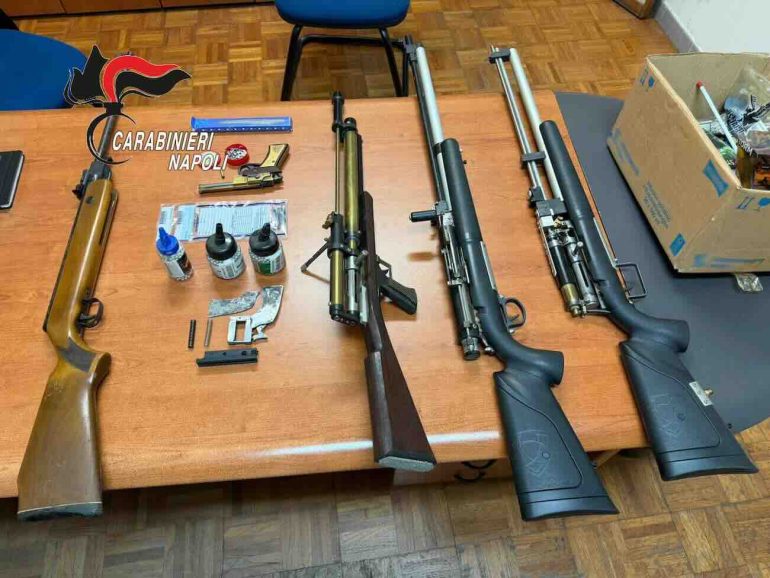 Torre del Greco,  si improvvisa cecchino a 77 anni: dal tetto sparava alle auto in strada: arrestato 