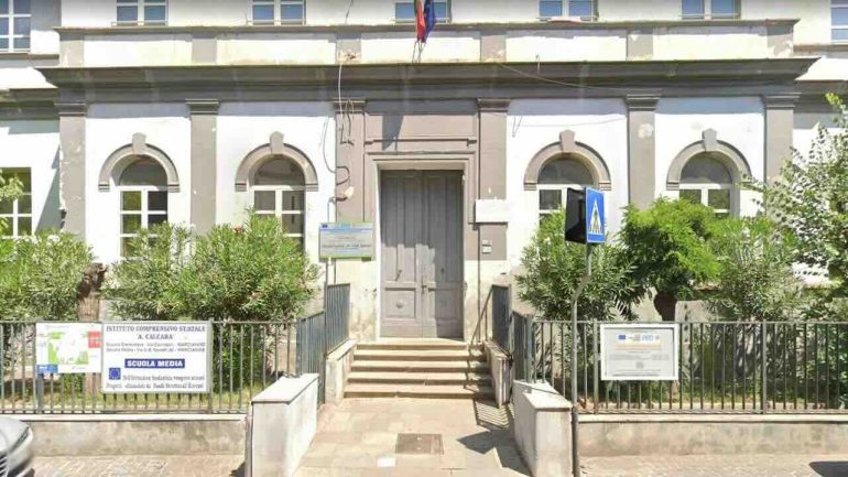 Tragedia a scuola Marcianise, studentessa di 12 anni muore cadendo dalle scale antiincendio