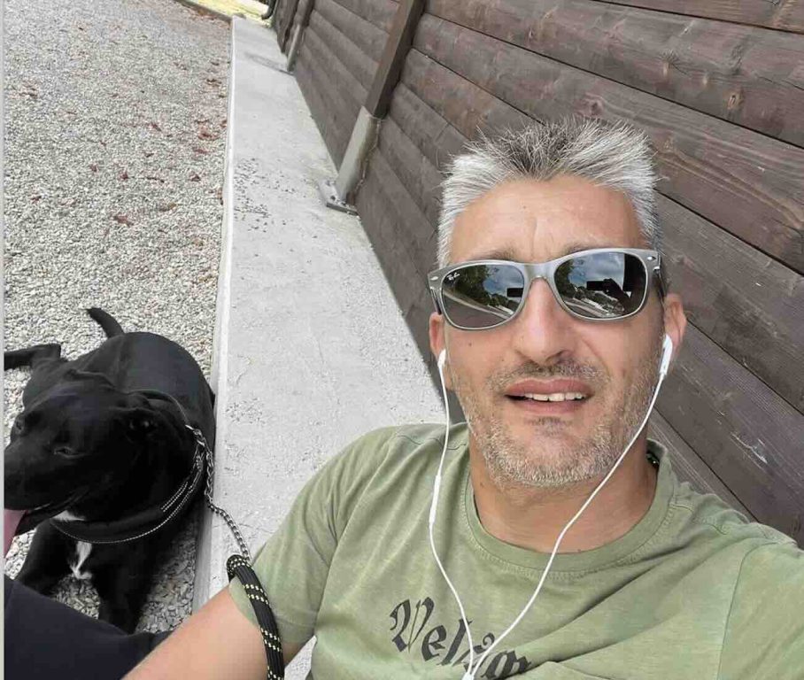 Tragedia sulla Superstrada: motociclista cade e viene travolto da due auto nella notte