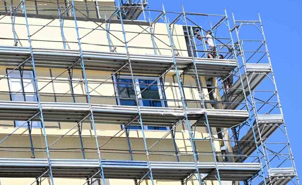 Maxi-truffa da 2,7 miliardi sull’Ecobonus: 14 misure cautelari tra Avellino e Napoli