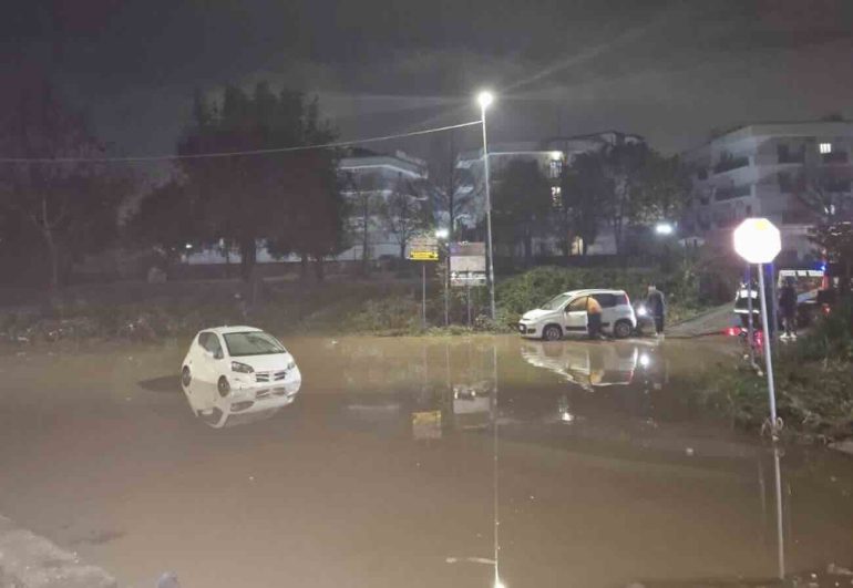 Villaricca, il ponte diventa una trappola d’acqua: carabinieri salvano anziani, bimbi e una donna incinta​