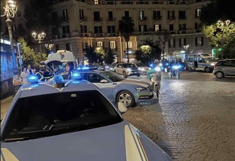 Vomero, 18enne scaglia lo scooter rubato contro gli agenti: arrestato