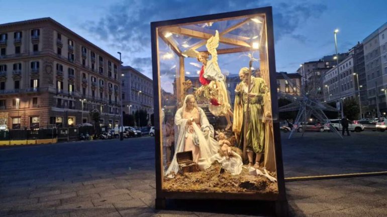 A Napoli la Natività monumentale illumina piazza Municipio