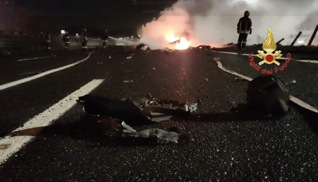 A1, cisterna di GPL in fiamme dopo tamponamento: riaperto verso Roma il tratto Capua–Caianello