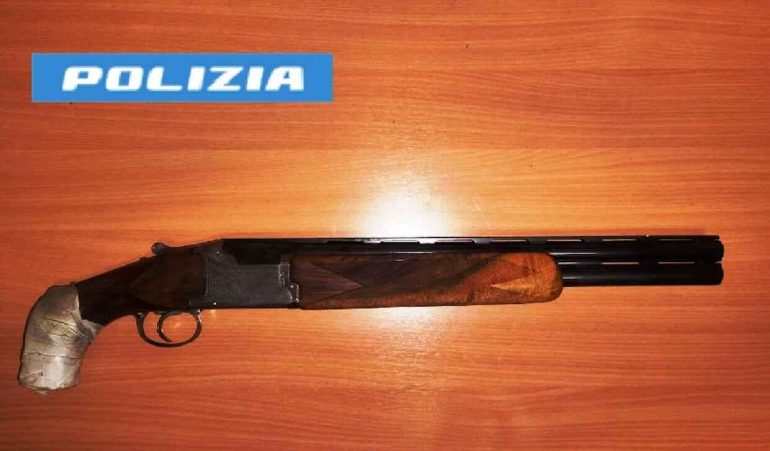 Il fucile a canne mozzate recuperato dalla polizia
