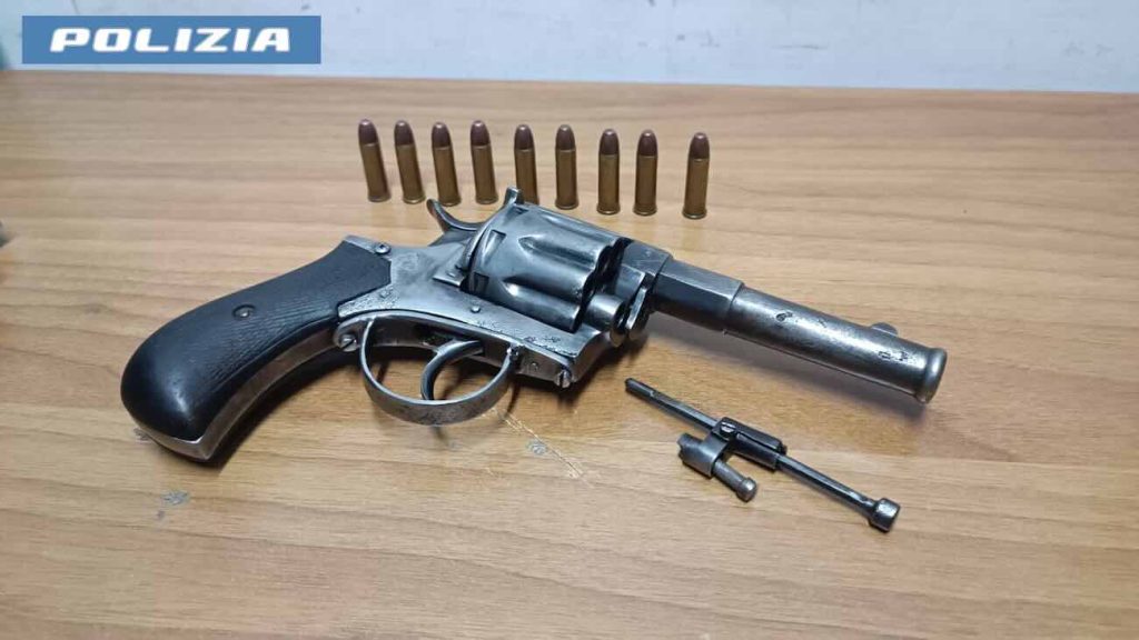 Acerra, vede la volante e fugge: 25enne fermato con revolver in auto