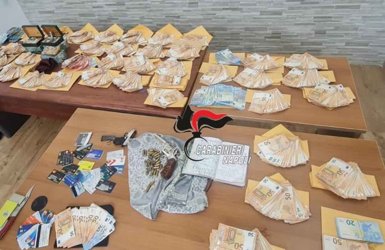 Afragola, 200mila euro sotto il materasso: denunciata famiglia di 5 persone
