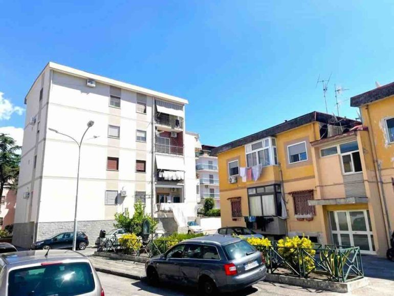 Agguato a Torre Annunziata: 45enne ferito a colpi di pistole alle gambe