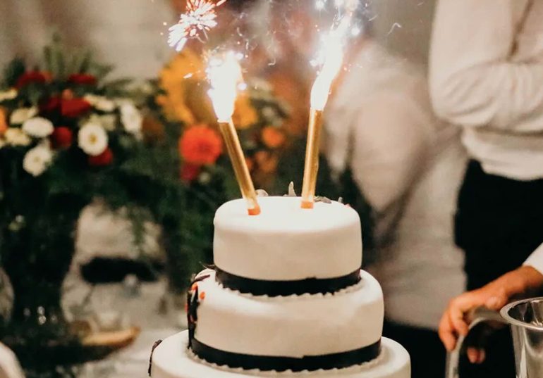 Ariano Irpino, fuoco dalla torta nuziale, sposo ustionato gravemente: panico al ricevimento