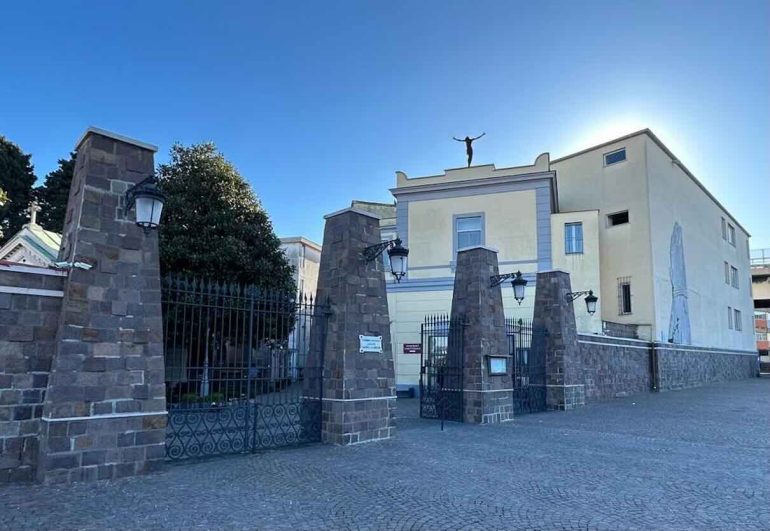 Arzano, morti “lasciati” nelle fosse d’interro: il consorzio avvia le procedure di esumazione per 61 salme.