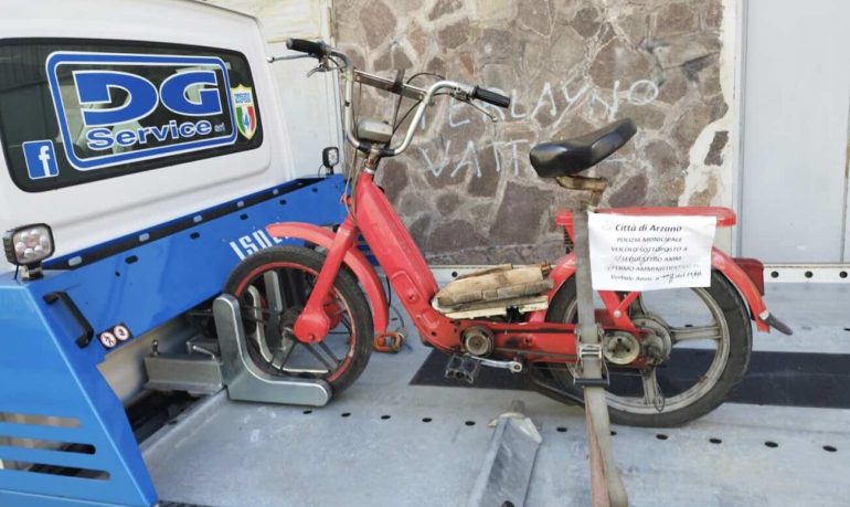 Arzano, stretta sui trasgressori: sequestrati 6 veicoli senza assicurazione