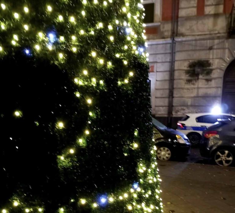 Arzano, vandalizza l’albero di Natale in piazza Cimmino: denunciato pregiudicato