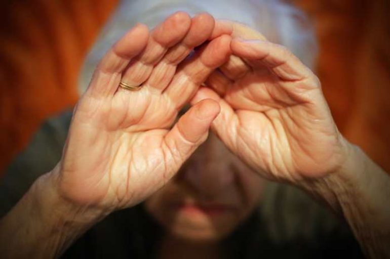 Benevento, maltrattamenti in famiglia: anziana si rifugia in bagno per sfuggire al figlio