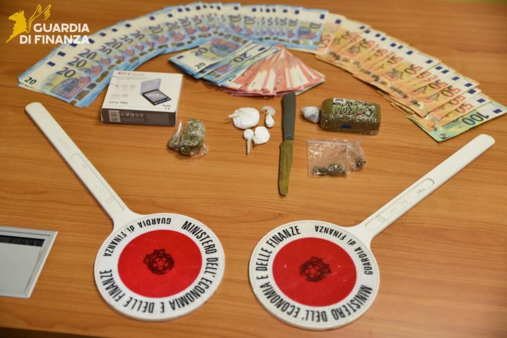 Avellino, pusher 25enne arrestato in autostrada con cocaina, hashish e marijuana