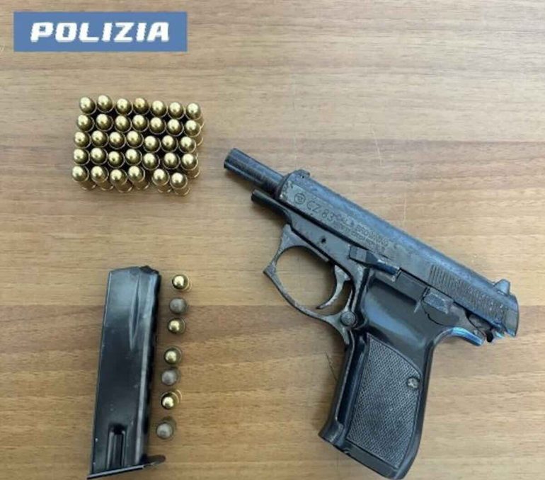 Barra, pistola nel sacchetto dei rifiuti: arrestato 44enne