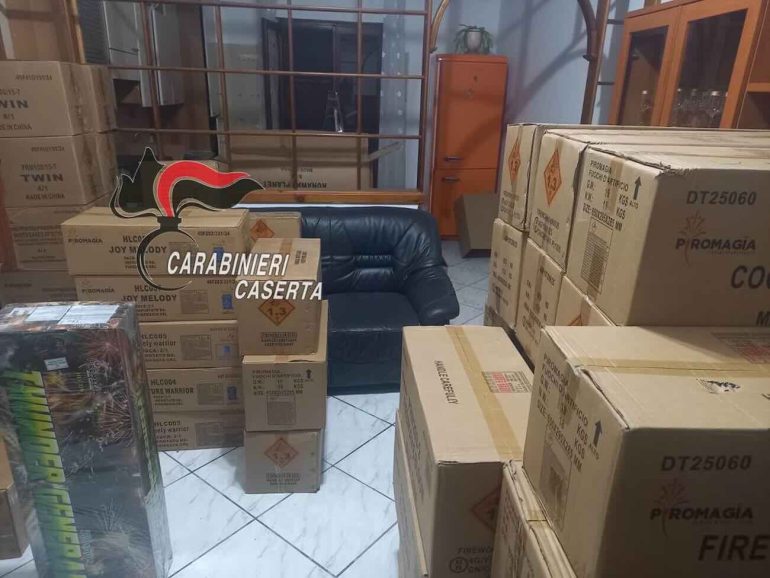 Blitz a Mondragone: sequestrati 1.100 chili di botti illegali in un’abitazione