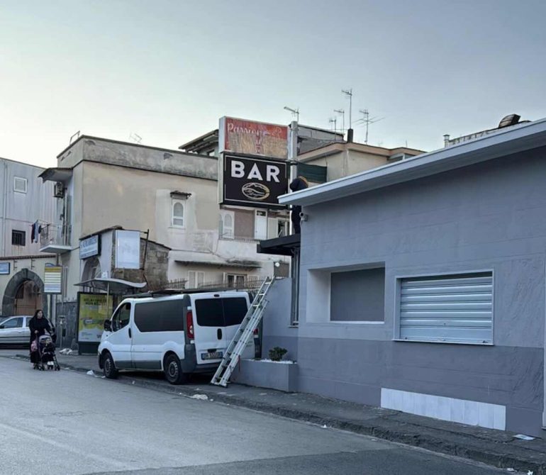 Bomba nella notte a San Pietro a Patierno: pizzeria inaugurata da 24 ore devastata dall’esplosione