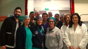 Napoli, intervento pionieristico: impianto cocleare robotico restituisce l’udito a un paziente adulto