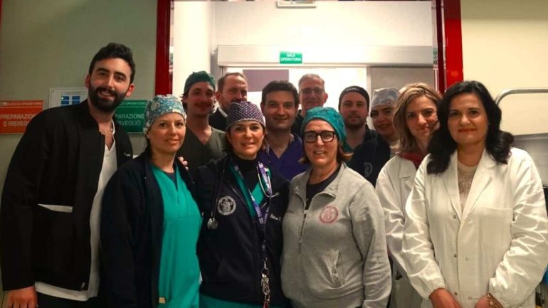 Napoli, intervento pionieristico: impianto cocleare robotico restituisce l’udito a un paziente adulto
