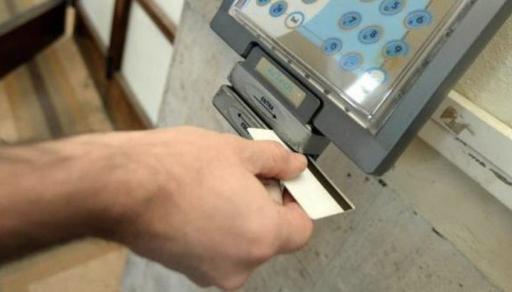 Napoli, faceva timbrare il badge ai colleghi: il Tribunale del lavoro annulla il licenziamento Eav