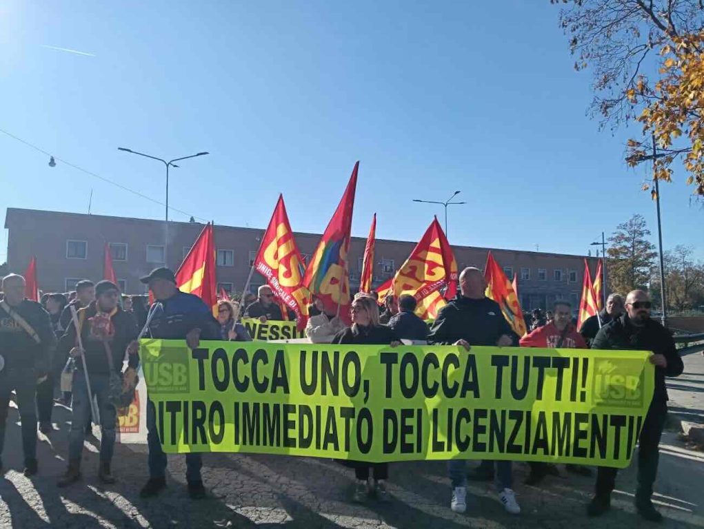 Caserta, si incatenano davanti a Confindustria: “Basta licenziamenti politici alla ex Jabil”