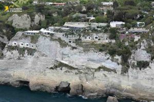 Ischia, sequestrato un maxi complesso turistico: indagini su 70 anni di abusi edilizi