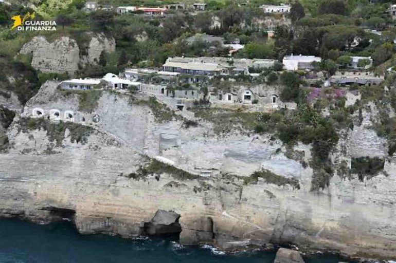 Ischia, sequestrato un maxi complesso turistico