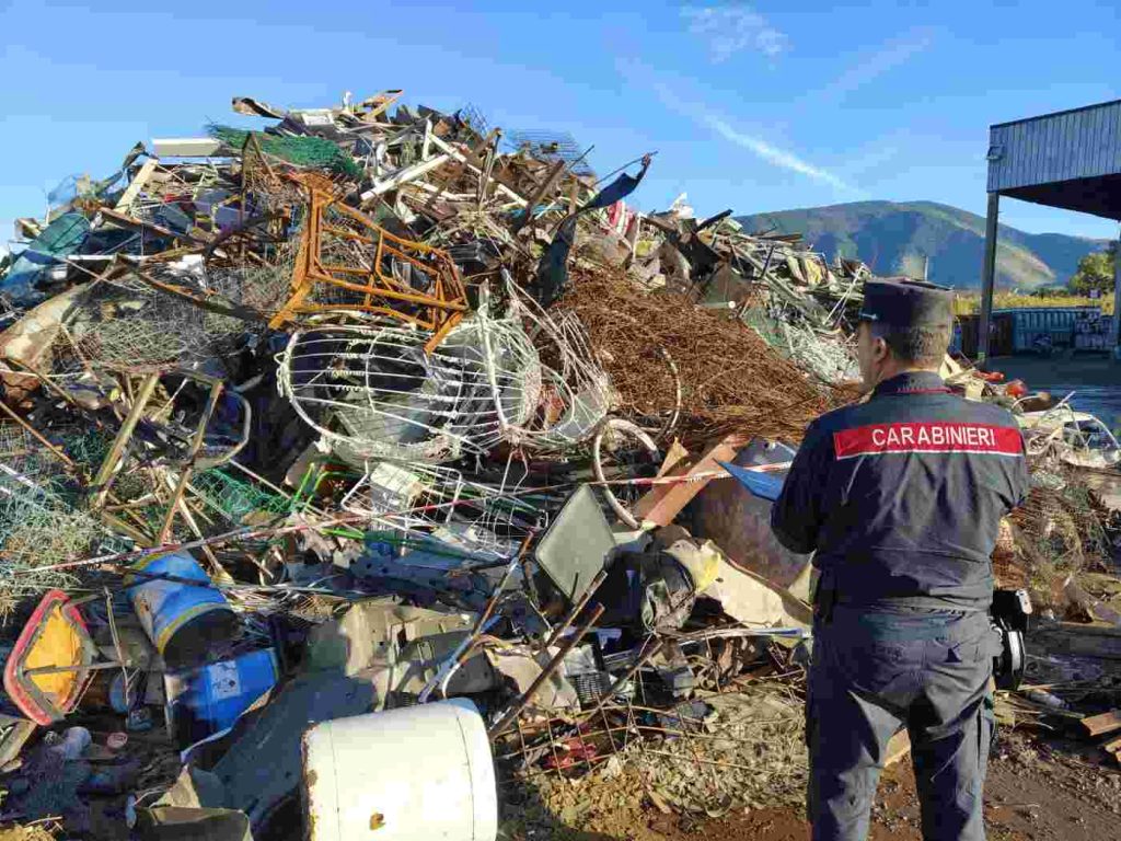 Cellole, scoperta gestione illecita di rifiuti: sequestrata un’intera area dello stabilimento