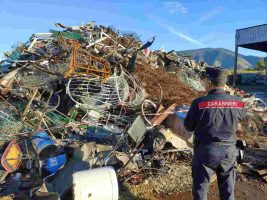 Cellole, scoperta gestione illecita di rifiuti: sequestrata un’intera area dello stabilimento