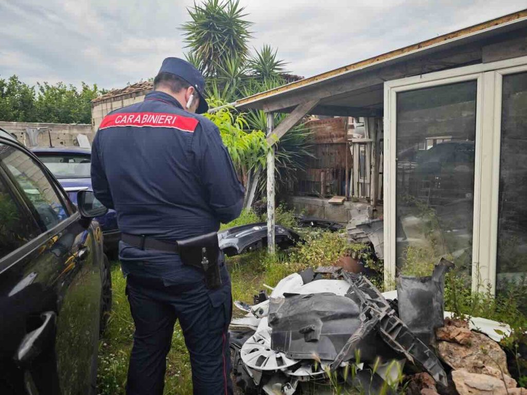 Striano, rifiuti pericolosi accatastati all’aperto: sequestrata un’officina, titolare denunciato
