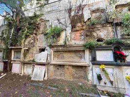 Cimiteri di Napoli nel degrado, la denuncia: “Poggioreale simbolo dell’abbandono”