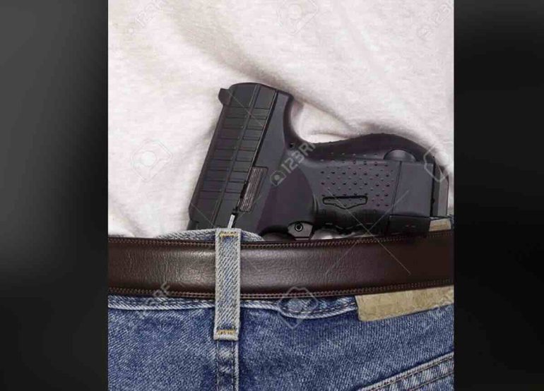 Casoria, va a firmare in caserma con la pistola nei pantaloni: arrestato 24enne