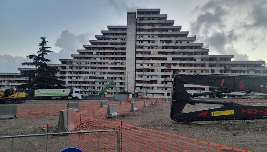 Scampia, addio alla Vela Rossa: via all’abbattimento dell’ultimo gigante di cemento