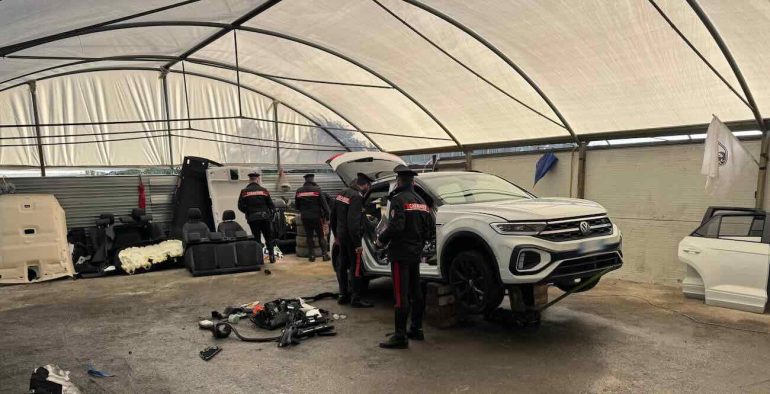 Boscoreale, smontava un’auto rubata nel capannone: in manette 27enne con droga e jammer