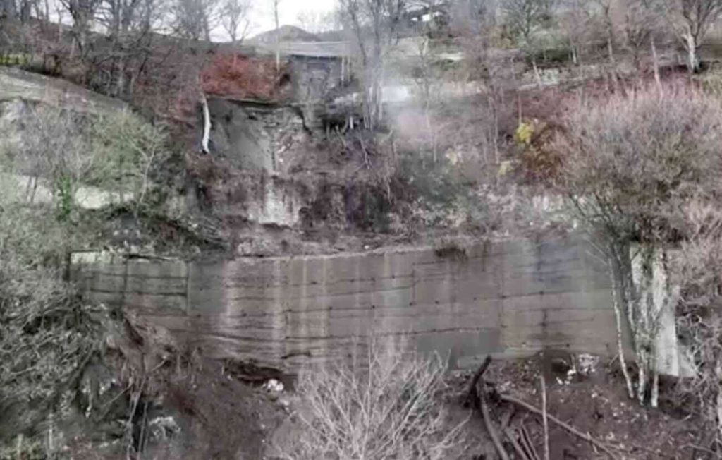 Montevergine, santuario sospeso nel vuoto. Frana devasta l’accesso, pellegrini bloccati fino a primavera 2026